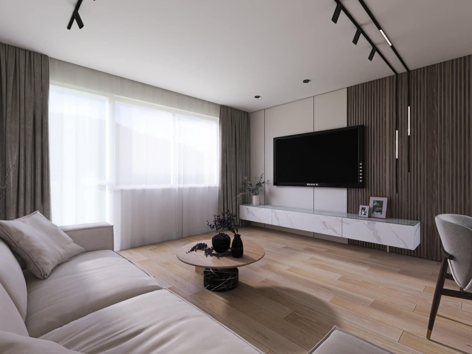 Nowoczesny salon z drewnianą podłogą, beżową sofą i telewizorem Sony na ścianie z dekoracyjnymi lamelami. Minimalistyczny stolik kawowy i oświetlenie punktowe.