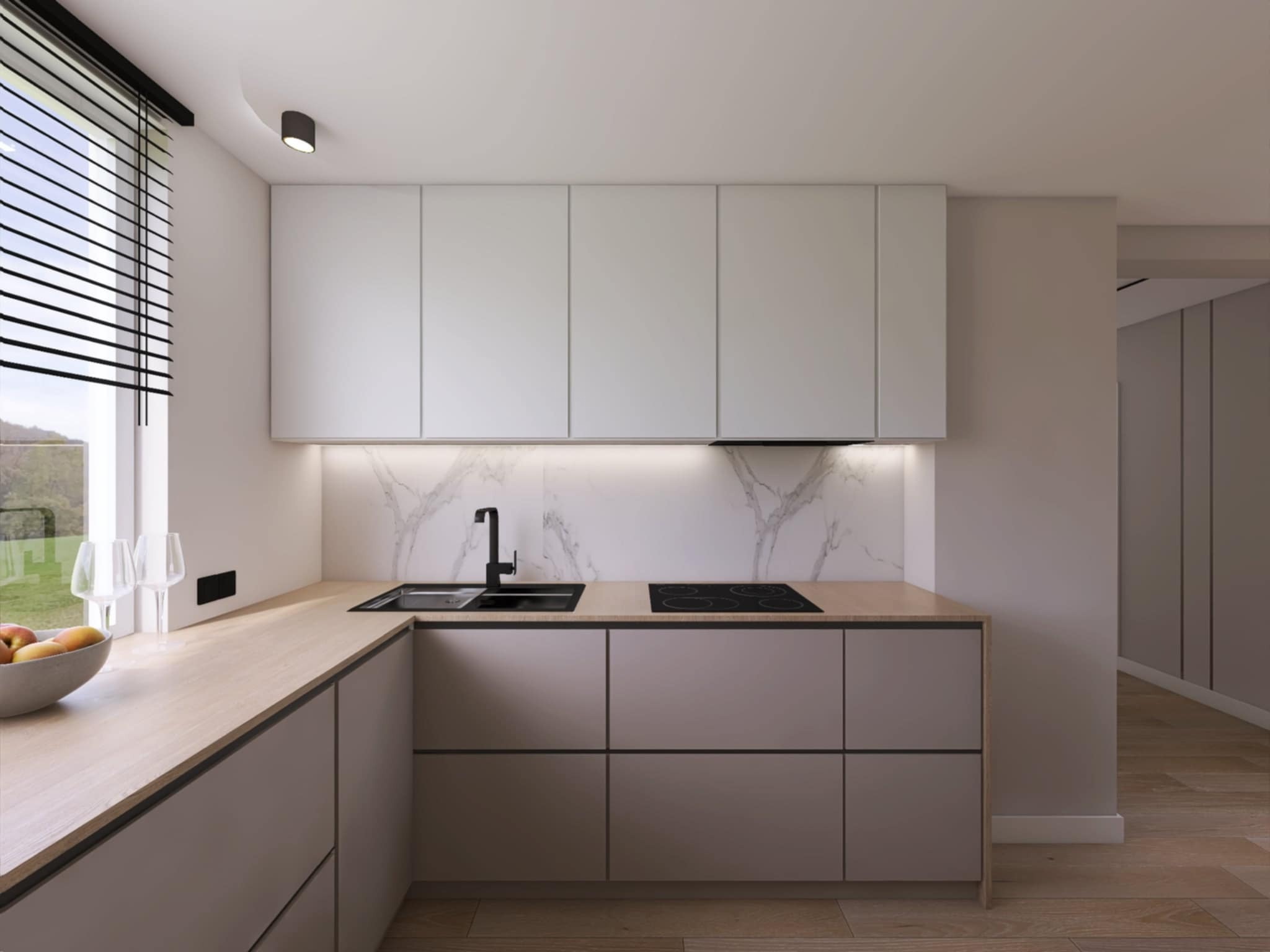Minimalistyczna kuchnia z białymi szafkami i drewnianym blatem. Na blacie misa z owocami i kieliszki. Marmurowy backsplash i czarna armatura. Nowoczesne żaluzje w oknie.