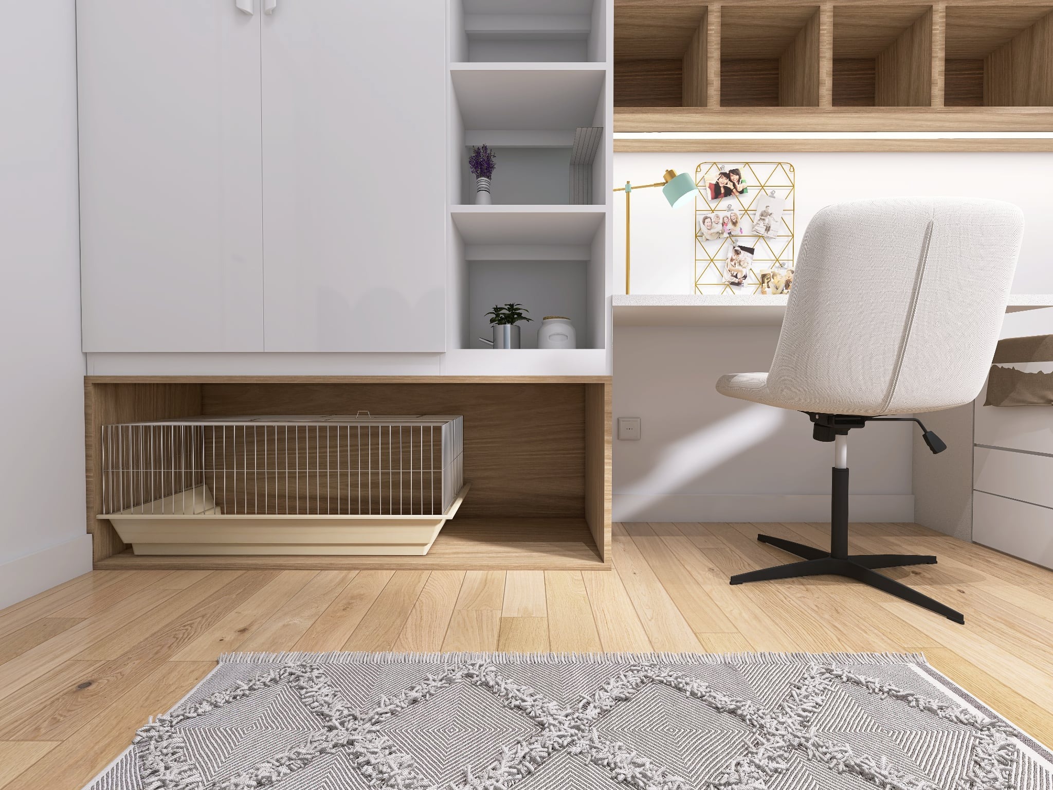 Jasne biuro z kącikiem dla zwierząt: białe meble, biurko z lampką, krzesło obrotowe i klatka dla królika wbudowana w szafkę. Dywan z geometrycznym wzorem na podłodze.