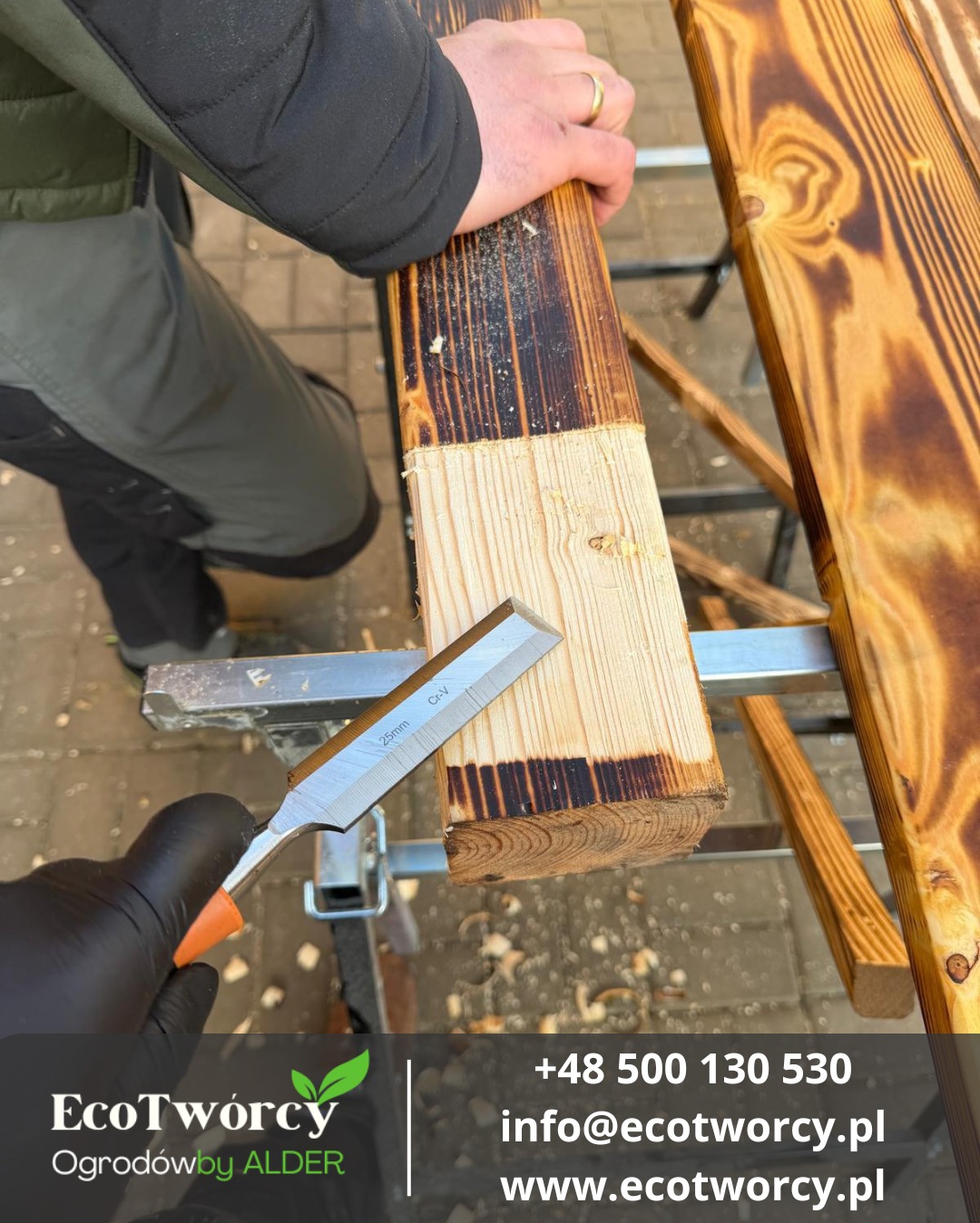 Obróbka drewna: dłuto przy desce z widocznym efektem opalania, ukazując kontrast surowego i wykończonego drewna. Detal narzędzia i struktury drewna.