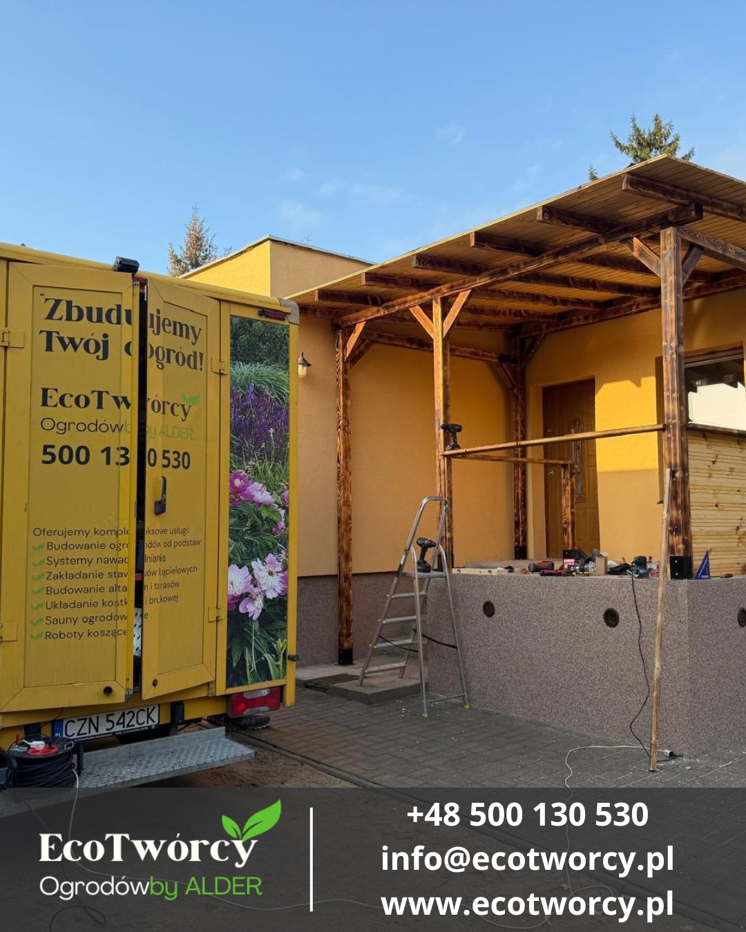 Drewniana altana z zadaszeniem, częściowo ukończona, z drabiną opartą o konstrukcję. Żółty samochód dostawczy z reklamą firmy ogrodniczej w tle.