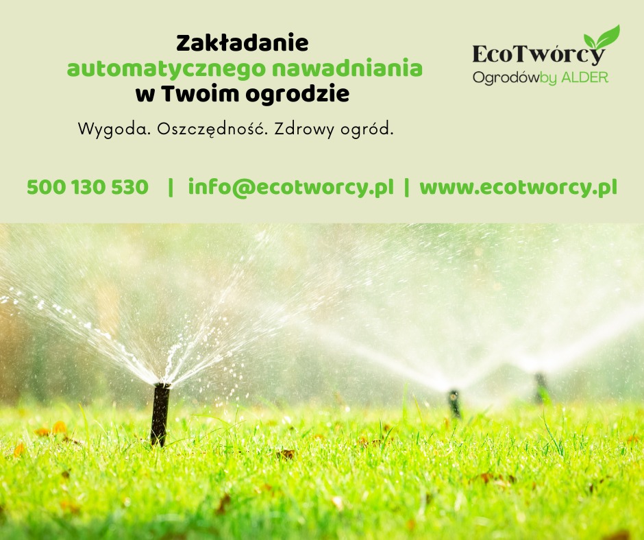 Automatyczne nawadnianie trawnika w akcji. Dysze rozpylają wodę na soczystą zieleń. Reklama firmy EcoTwórcy Ogrodówby ALDER. Wygoda, oszczędność, zdrowy ogród.