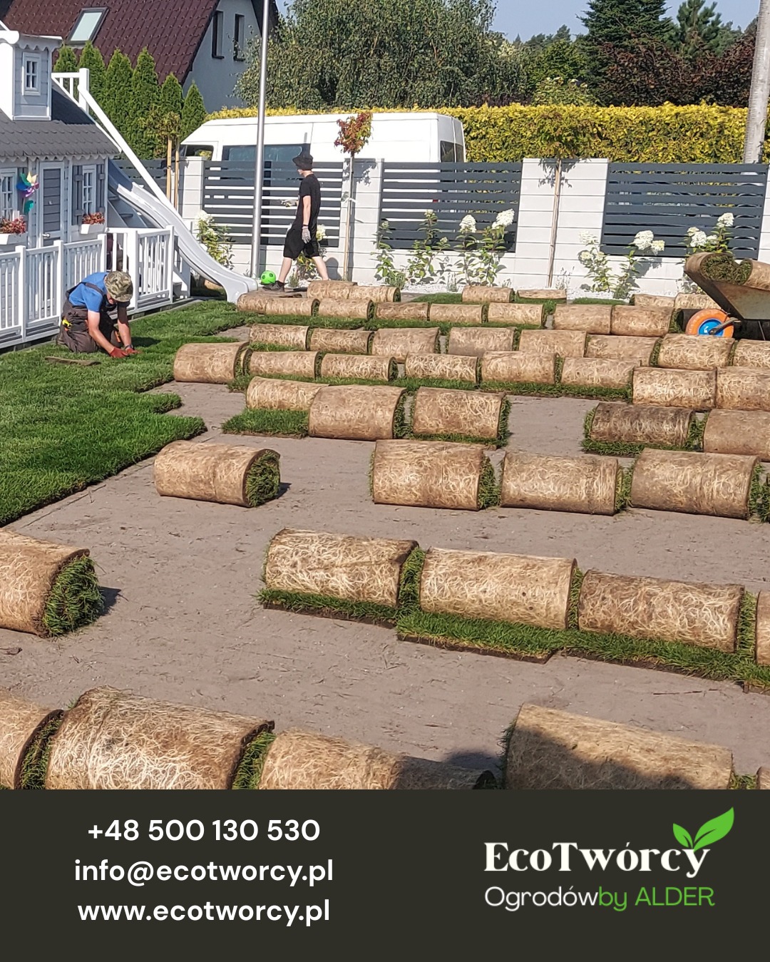 Układanie trawy z rolki na przygotowanym terenie. Widoczny pracownik, rolki trawy i fragment ogrodu z domkiem dla dzieci i ogrodzeniem panelowym.