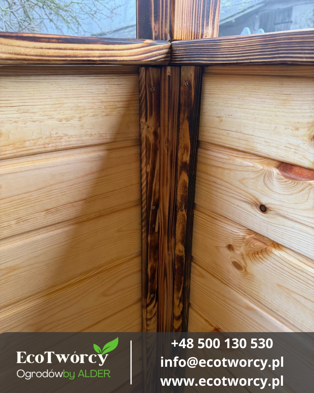 Fragment konstrukcji drewnianej z jasnych desek i ciemnych, opalanych belek, połączonych śrubami. Widoczne słoje drewna i naturalna kolorystyka.