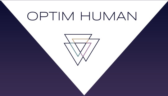 Logo 'Optim Human' na fioletowo-białym tle z trzema nakładającymi się trójkątami w centrum. Minimalistyczny design, nowoczesna typografia.