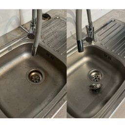 MAT I BŁYSK profesjonalne usługi sprzątania Magdalena Kujawka - Zlewozmywak kuchenny ze stali nierdzewnej: po lewej brudny, po prawej lśniący po czyszczeniu. Widoczne detale armatury i blatu.