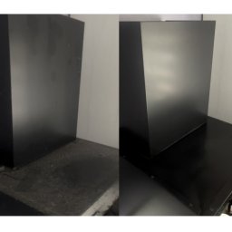 MAT I BŁYSK profesjonalne usługi sprzątania Magdalena Kujawka - Zdjęcie typu 'przed i po' przedstawia czyszczenie czarnego, metalowego elementu. Po lewej stronie widoczny brud, po prawej czysty, błyszczący element.