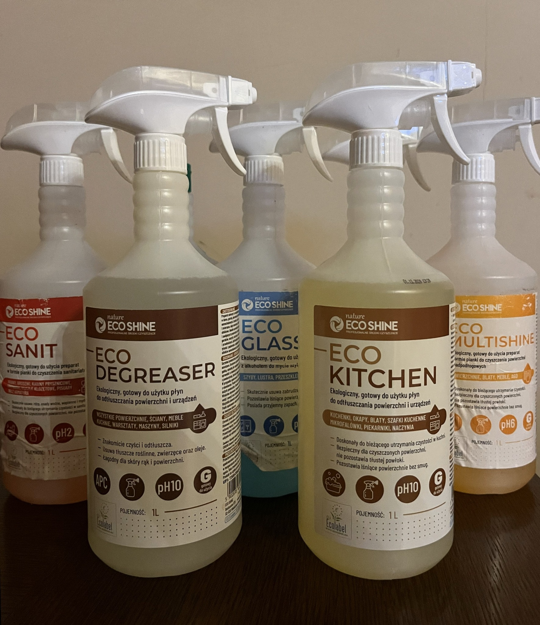 Zestaw ekologicznych środków czystości Eco Shine w butelkach z atomizerem: Eco Sanit, Degreaser, Glass, Kitchen i Multishine. Produkty do różnych powierzchni i zastosowań.