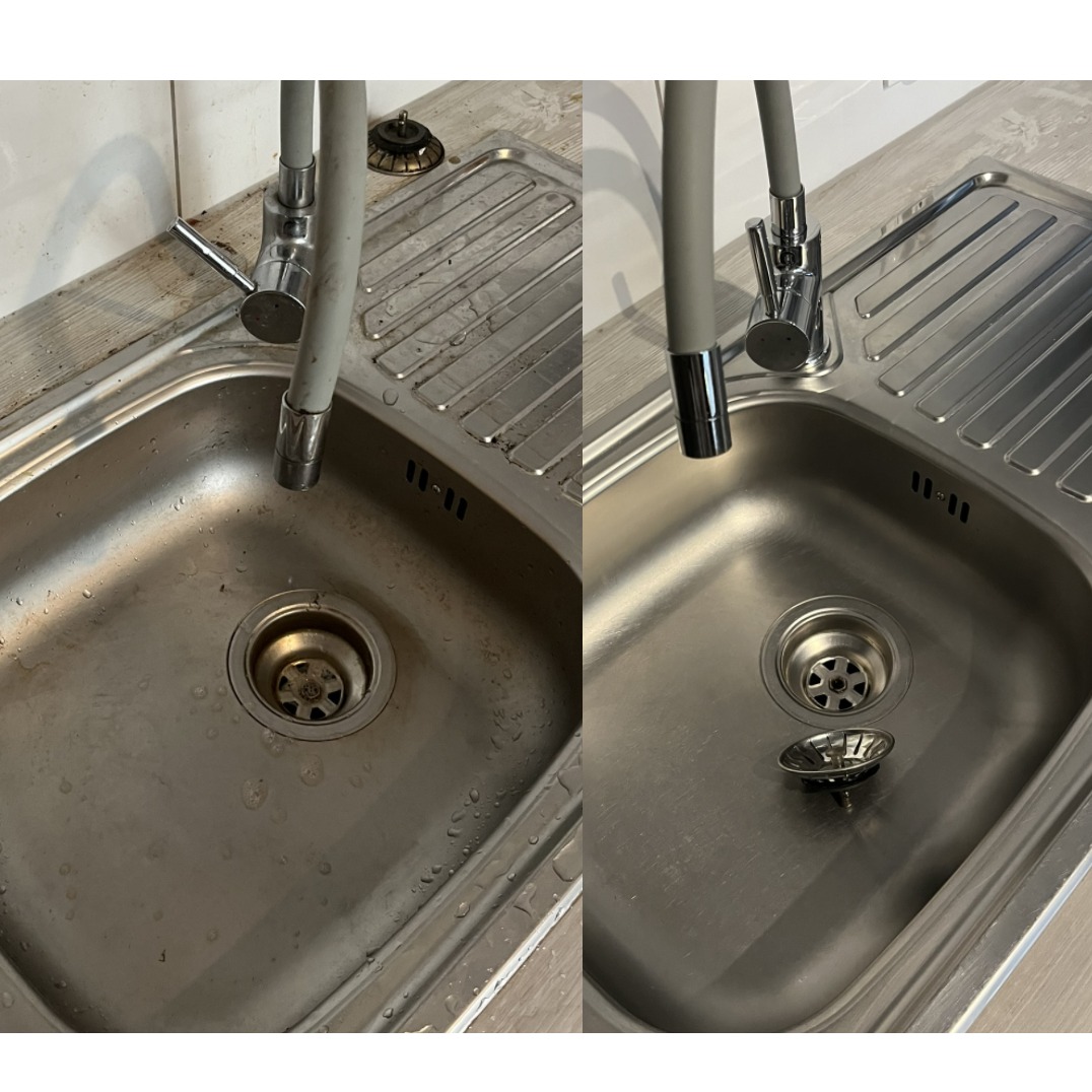 Zlewozmywak kuchenny ze stali nierdzewnej: po lewej brudny, po prawej lśniący po czyszczeniu. Widoczne detale armatury i blatu.