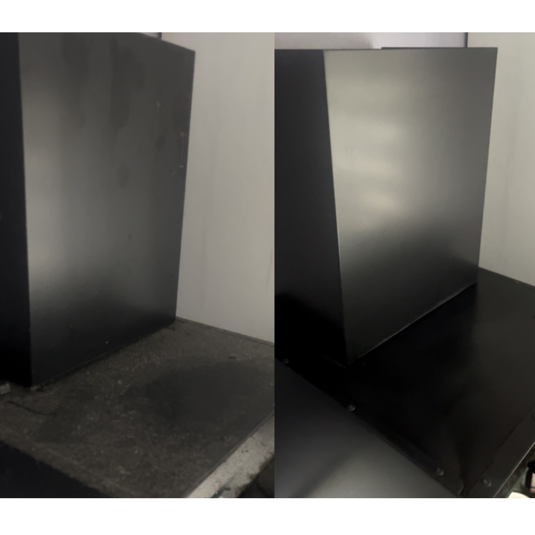 Zdjęcie typu 'przed i po' przedstawia czyszczenie czarnego, metalowego elementu. Po lewej stronie widoczny brud, po prawej czysty, błyszczący element.