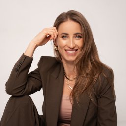 Jestem agentką nieruchomości z kilkuletnim doświadczeniem w sprzedaży różnego typu nieruchomości. Zajmuję się procesem kompleksowo – od momentu podpisania umowy klienci mają spokój, a całą sprzedażą zajmuję się ja. 