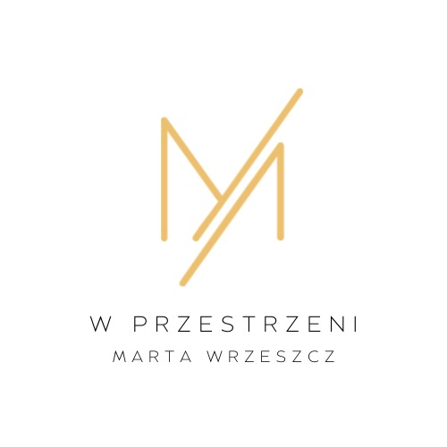 Minimalistyczne logo biura nieruchomości: złote linie tworzące literę M, napis 'W PRZESTRZENI' i imię Marta Wrzeszcz na białym tle. Elegancki branding.
