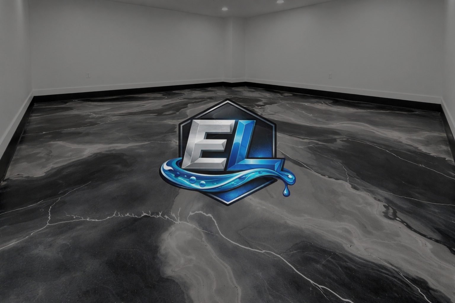 Wykończona posadzka żywiczna w odcieniach szarości i czerni z efektem marmuru, w pustym pomieszczeniu z białymi ścianami i logo firmy na pierwszym planie.