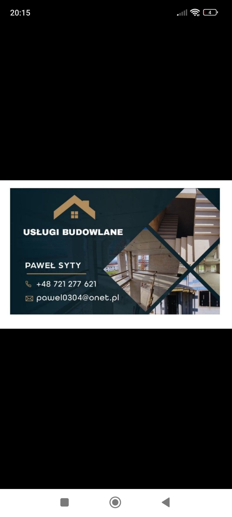 Wizytówka firmy budowlanej z logo domu, numerem telefonu i adresem e-mail. W tle zdjęcia z budowy w stanie surowym.