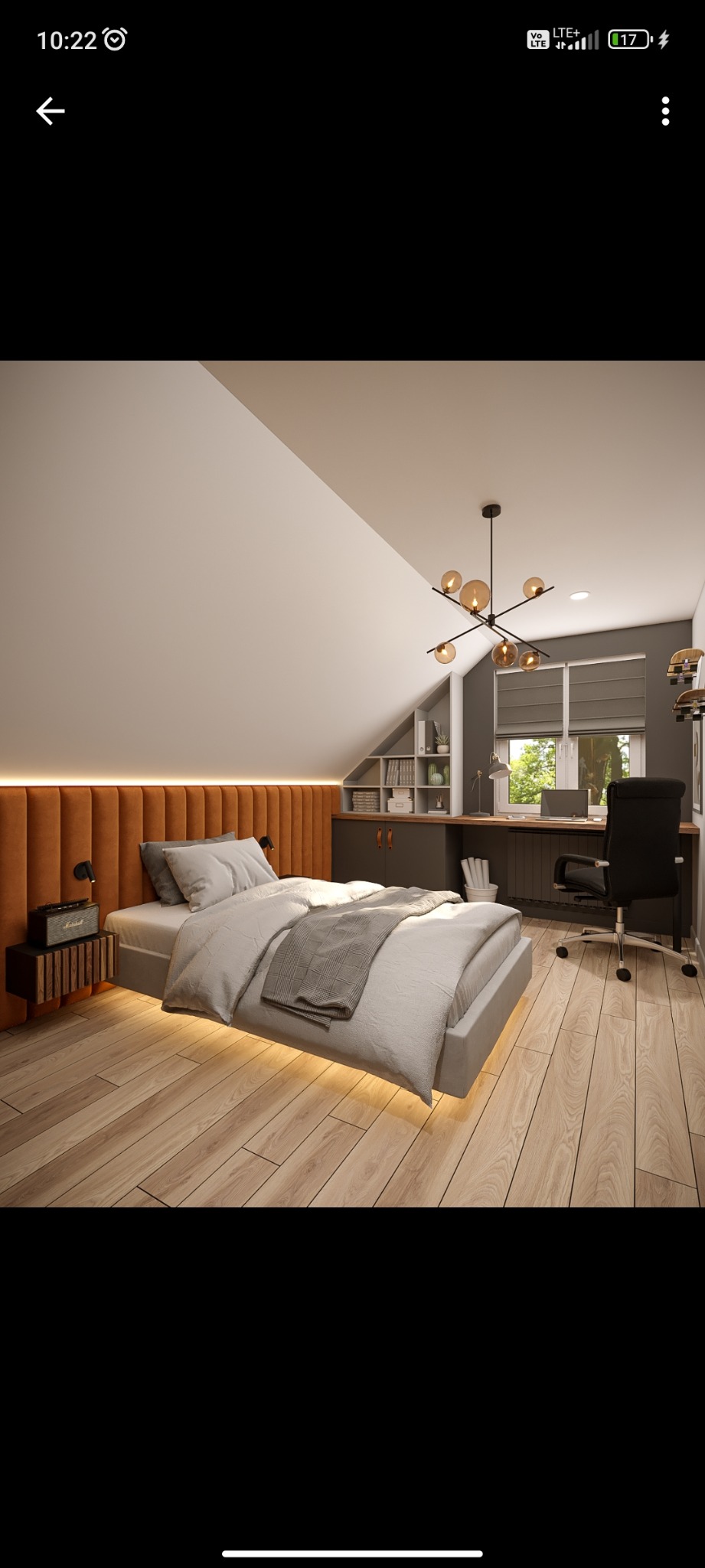 Nowoczesna sypialnia na poddaszu z łóżkiem z tapicerowanym zagłówkiem w kolorze pomarańczowym i podświetleniem LED. Biurko z krzesłem w tle.