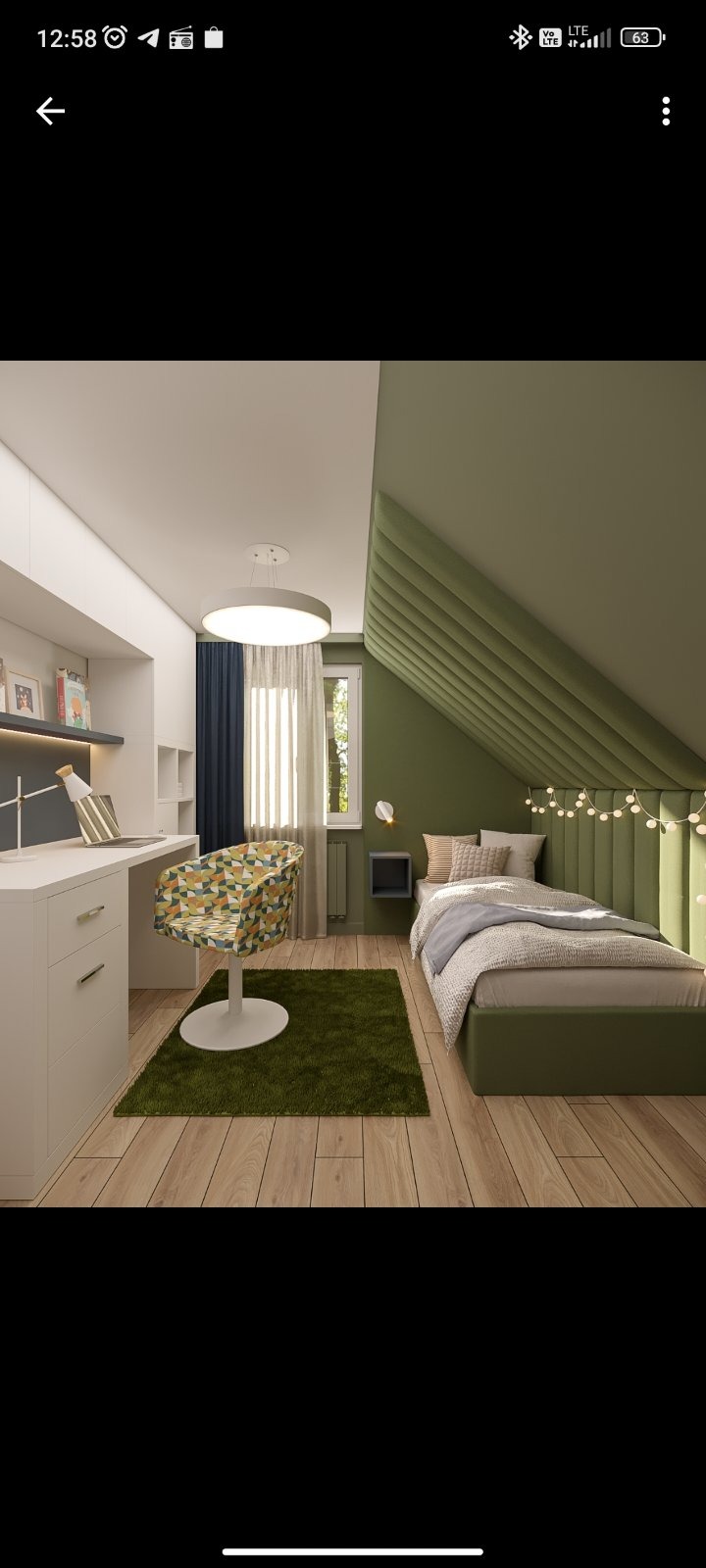 Pokój dziecięcy na poddaszu z tapicerowanym zagłówkiem w kolorze oliwkowym, biurkiem i krzesłem w geometryczne wzory. Przytulne oświetlenie i drewniana podłoga.