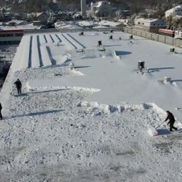 Odśnieżanie dachów na hali produkcyjnej w Gdańsku