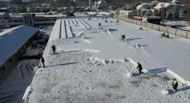 Odśnieżanie dachów na hali produkcyjnej w Gdańsku