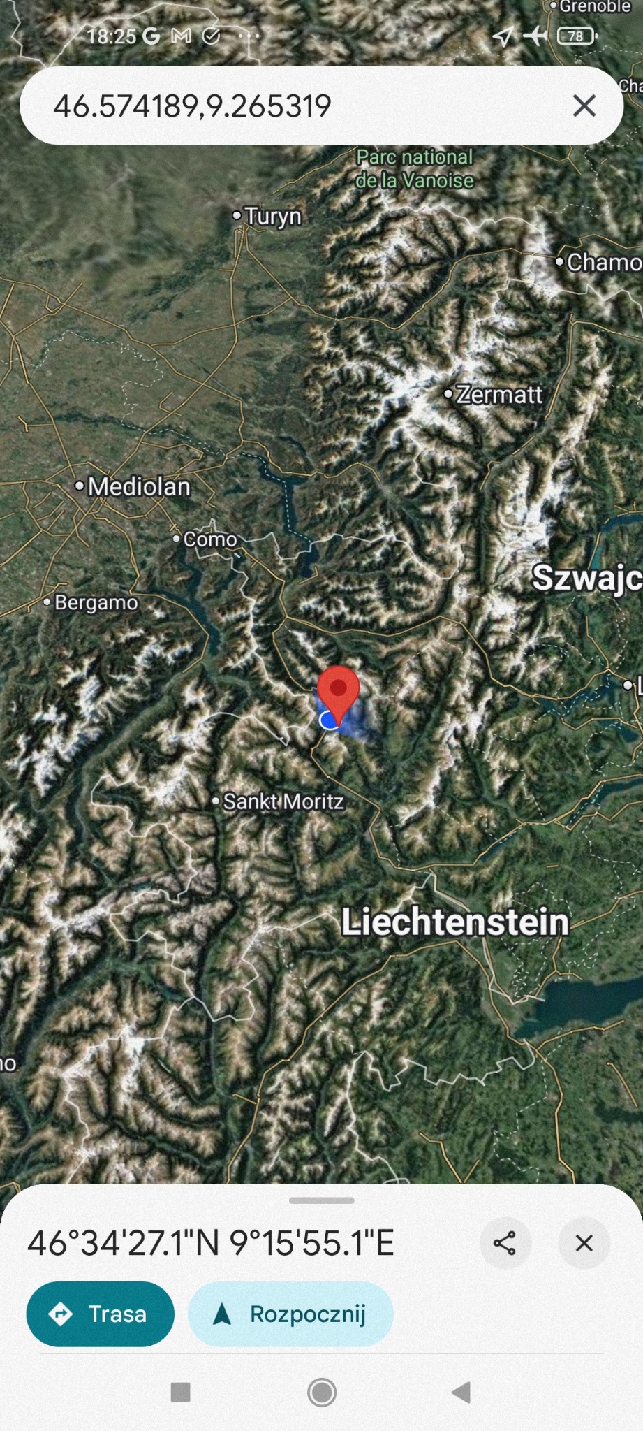 Mapa satelitarna z zaznaczoną lokalizacją w Alpach, obejmująca obszar Szwajcarii i Liechtensteinu, z widocznymi nazwami miast i współrzędnymi geograficznymi.