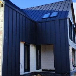 Kładziemy blachę na rąbek