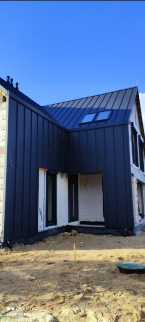 Kładziemy blachę na rąbek