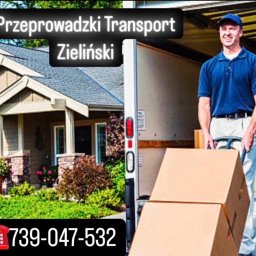 Przeprowadzki Transport Zieliński - Pracownik w niebieskiej koszulce przenosi kartony z domu do ciężarówki. Widoczny dom z ogrodem i numer telefonu. Przeprowadzki i transport.