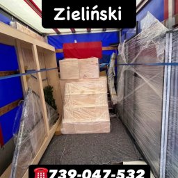 Przeprowadzki Transport Zieliński - Załadunek mebli i kartonów do transportu we Włocławku. Elementy zabezpieczone folią stretch i pasami, gotowe do przewozu przez firmę transportową.