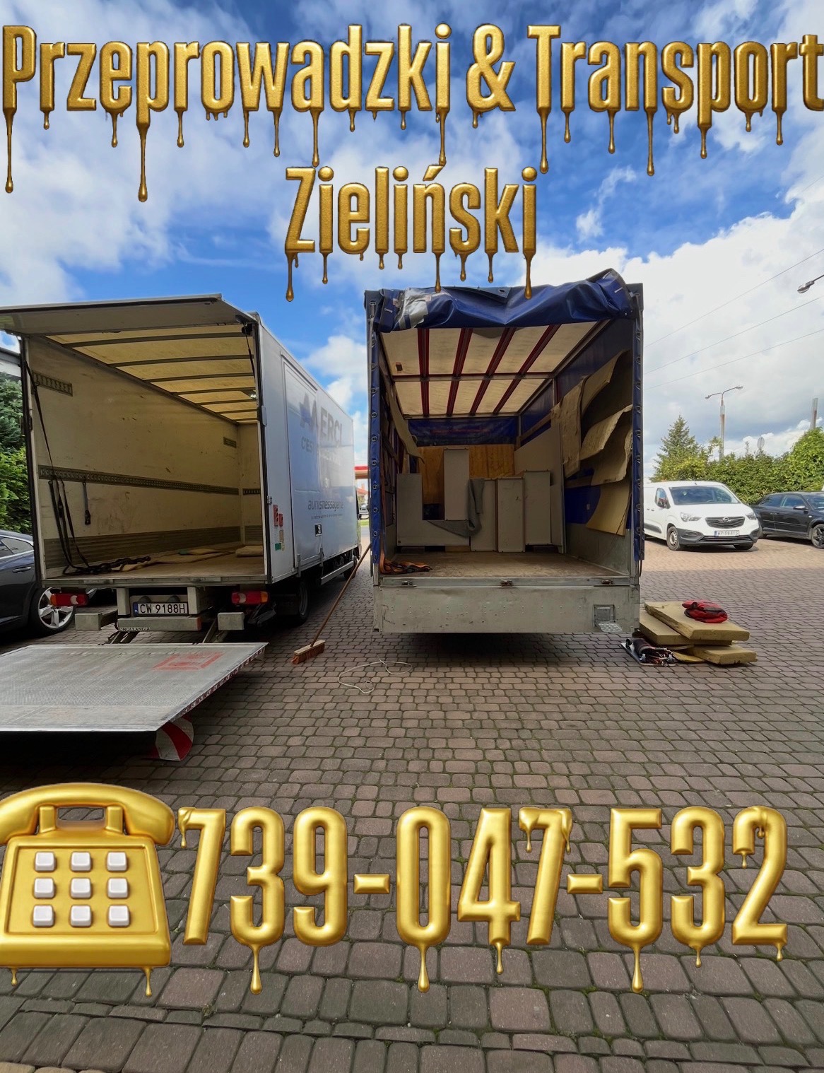 Dwa busy z otwartymi przestrzeniami ładunkowymi na brukowanym placu, z grafiką 'Przeprowadzki & Transport Zieliński' i numerem telefonu w złotym stylu.