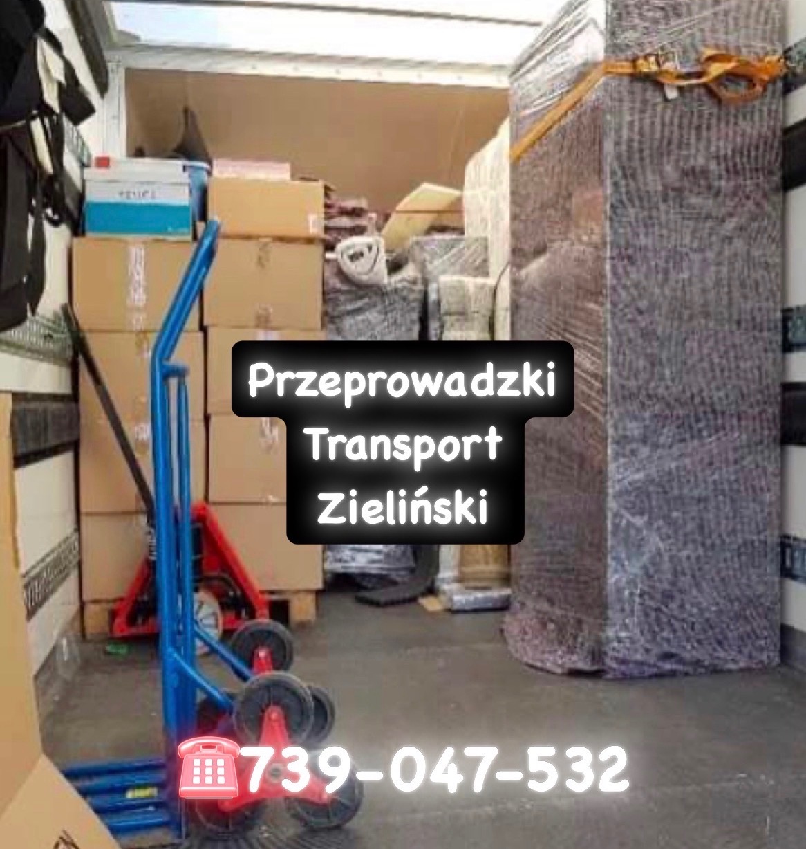 Wnętrze busa załadowanego kartonami i meblami zabezpieczonymi folią stretch, w tle wózek transportowy. Gotowość do transportu.