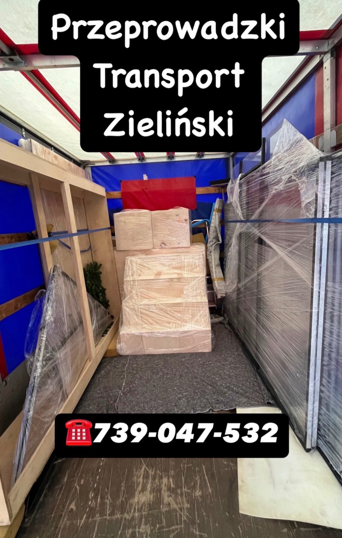 Załadunek mebli i kartonów do transportu we Włocławku. Elementy zabezpieczone folią stretch i pasami, gotowe do przewozu przez firmę transportową.