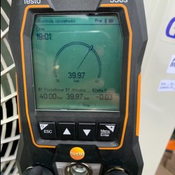 PanSolarnypl - Manometr cyfrowy Testo 550s z widocznym wskazaniem ciśnienia 39.97 bar podczas kontroli szczelności instalacji. Widoczne przyłącza i elementy sterujące urządzenia.