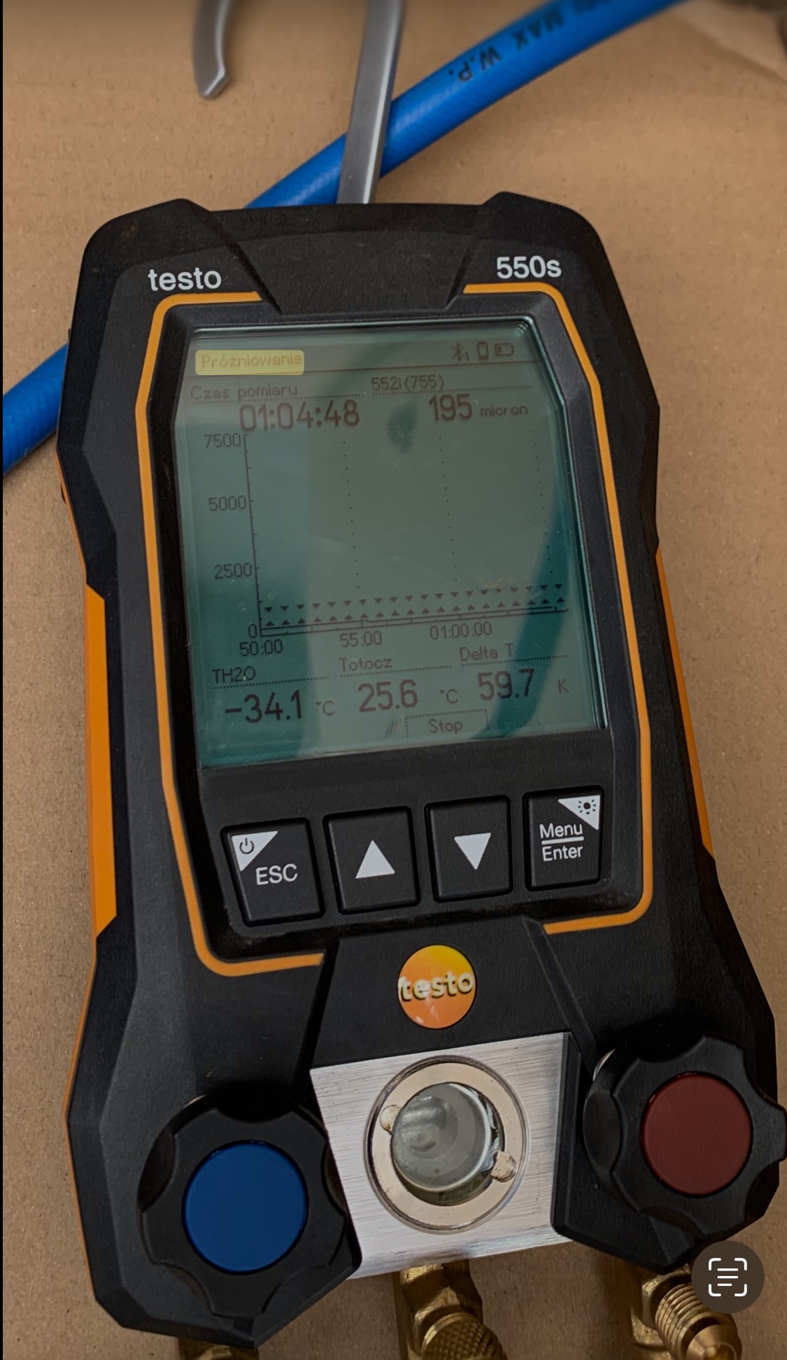 Miernik parametrów chłodniczych Testo 550s w Rąbinie, wskazujący wartości pomiarowe. Widoczny wyświetlacz z danymi i przyłącza do instalacji.