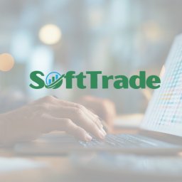 Och Marketing - Dłonie piszą na laptopie z widocznym logo SoftTrade na ekranie, w tle rozmyte światła. Układ klawiatury QWERTY. Stonowana kolorystyka.