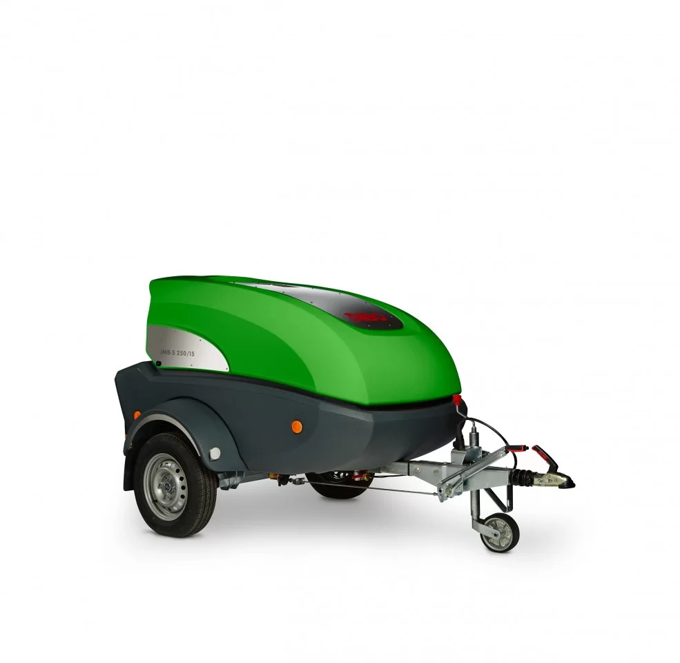 Profesjonalna przyczepa ciśnieniowa w kolorze zielonym i szarym, z widocznymi kołami i dyszlem, na białym tle. Sprzęt do zadań specjalnych.