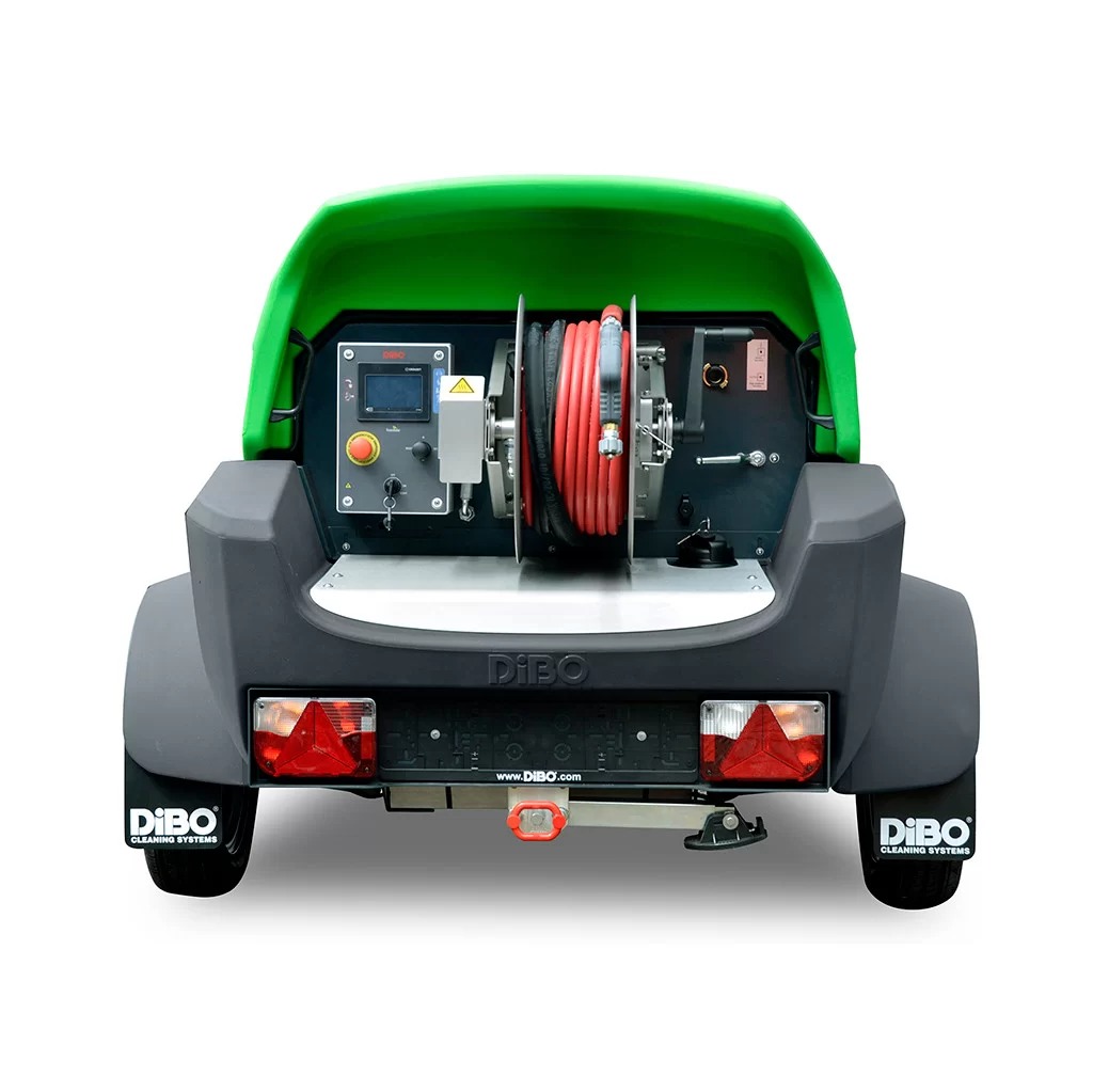 Profesjonalna przyczepa ciśnieniowa Dibo z zieloną osłoną i zwiniętym czerwonym wężem, widok z tyłu, na białym tle. Sprzęt do czyszczenia.