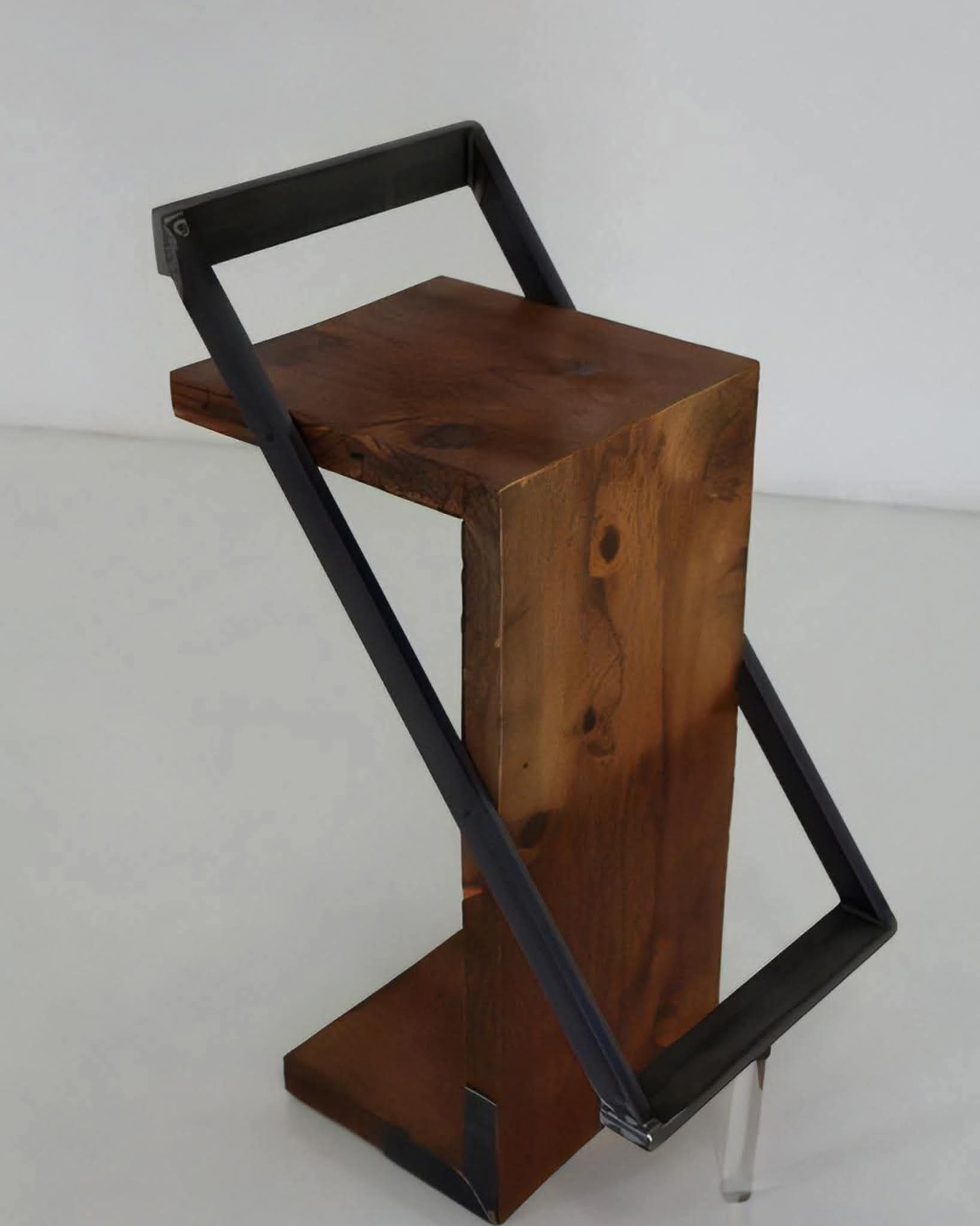 Drewniany kwietnik z metalową ramą, spawane elementy, minimalistyczny design, ciepłe odcienie drewna, surowy metal, nowoczesny styl, detal wykonania.