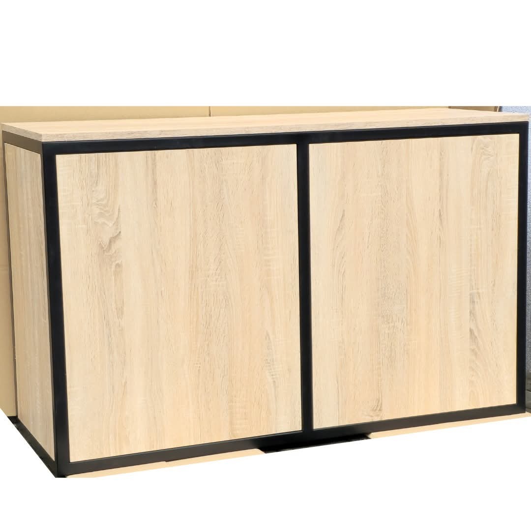 Nowoczesna szafka z jasnego drewna z czarną metalową ramą i przesuwnymi drzwiami, widoczna z bliska, prezentująca minimalistyczny design.