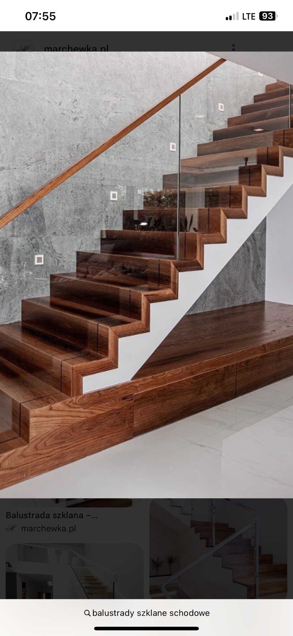 Schody z drewna egzotycznego z balustradą ze szkła hartowanego, podświetlone punktowo, z drewnianą poręczą. Nowoczesny design.