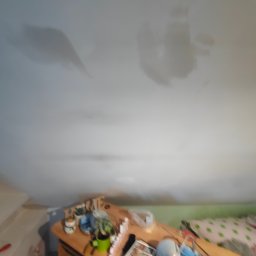 Przedsiębiorstwo Robót Budowlanych ART-DOM Artur Kuk - Niejednolita powierzchnia sufitu z widocznymi plamami, sugerującymi potencjalne problemy z wilgocią. Na pierwszym planie drewniany blat z dekoracjami.