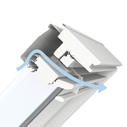 Przekrój okna dachowego z zaznaczonym schematem wentylacji, prezentujący detale konstrukcyjne i przepływ powietrza.