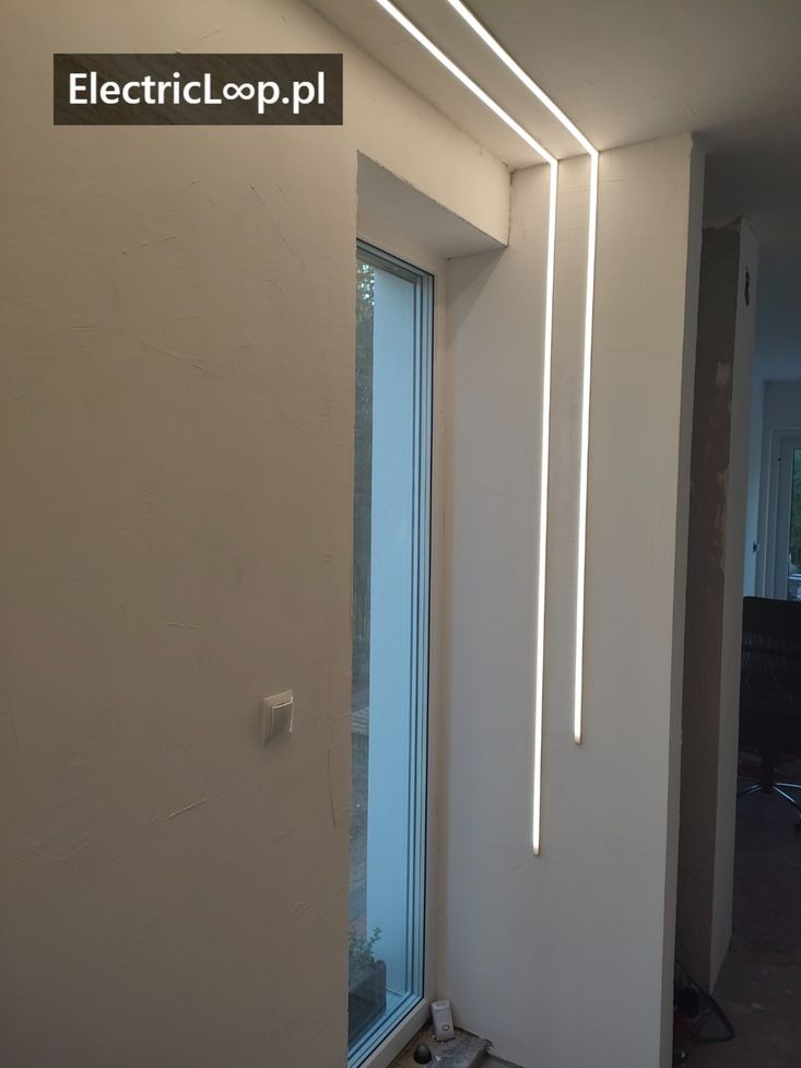 Nowoczesne oświetlenie LED wnękowe, pionowe i poziome, w jasnym wnętrzu z oknem. Minimalistyczny design, subtelne światło.