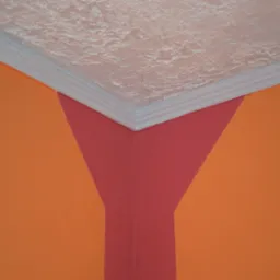 Pomarańczowa ściana z narożnikiem pomalowanym na czerwono, biały ozdobny gzyms sufitowy i sufit z teksturą.