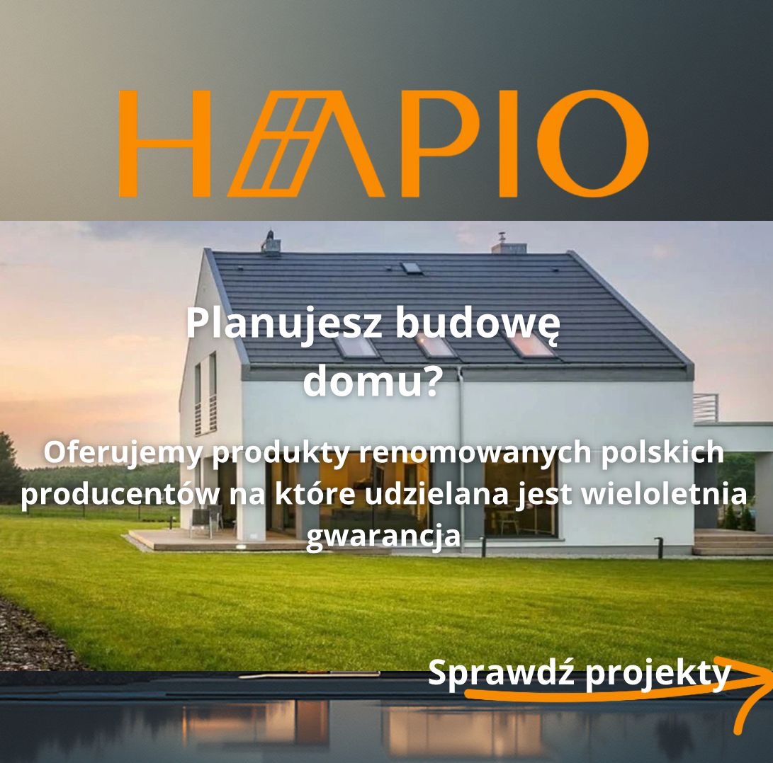 Nowoczesny dom jednorodzinny z szarym dachem i oknami dachowymi, otoczony zielonym trawnikiem. Logo firmy w górnej części zdjęcia. Reklama produktów z gwarancją.