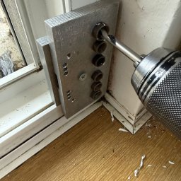 Dlaczego warto wybrać nas?  Pracujemy z precyzyjnymi szablonami montażowymi – zero uszkodzeń, zero poprawek, 100% zadowolenia.