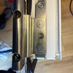 Różne typy zawiasów w jednym miejscu: zwykłe + wzmocnione (wytrzymują większe obciążenie i dłużej służą). Wybieramy to, co naprawdę pasuje!