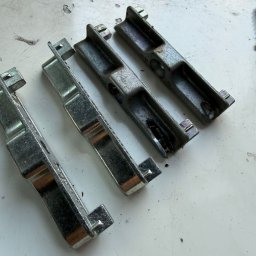 Nie musisz czekać – mamy prawie wszystko na stanie! Zawiasy, okucia, uszczelki – wymieniamy w kilka godzin.