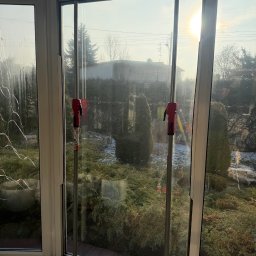 Pękł profil okna z 1997 r., osiadło i nie zamyka się. Zamiast drogiej wymiany – podnieśliśmy, naprawiliśmy, nowa uszczelka. Efekt 9/10! Bierzemy trudne przypadki! ☎ 453 506 360