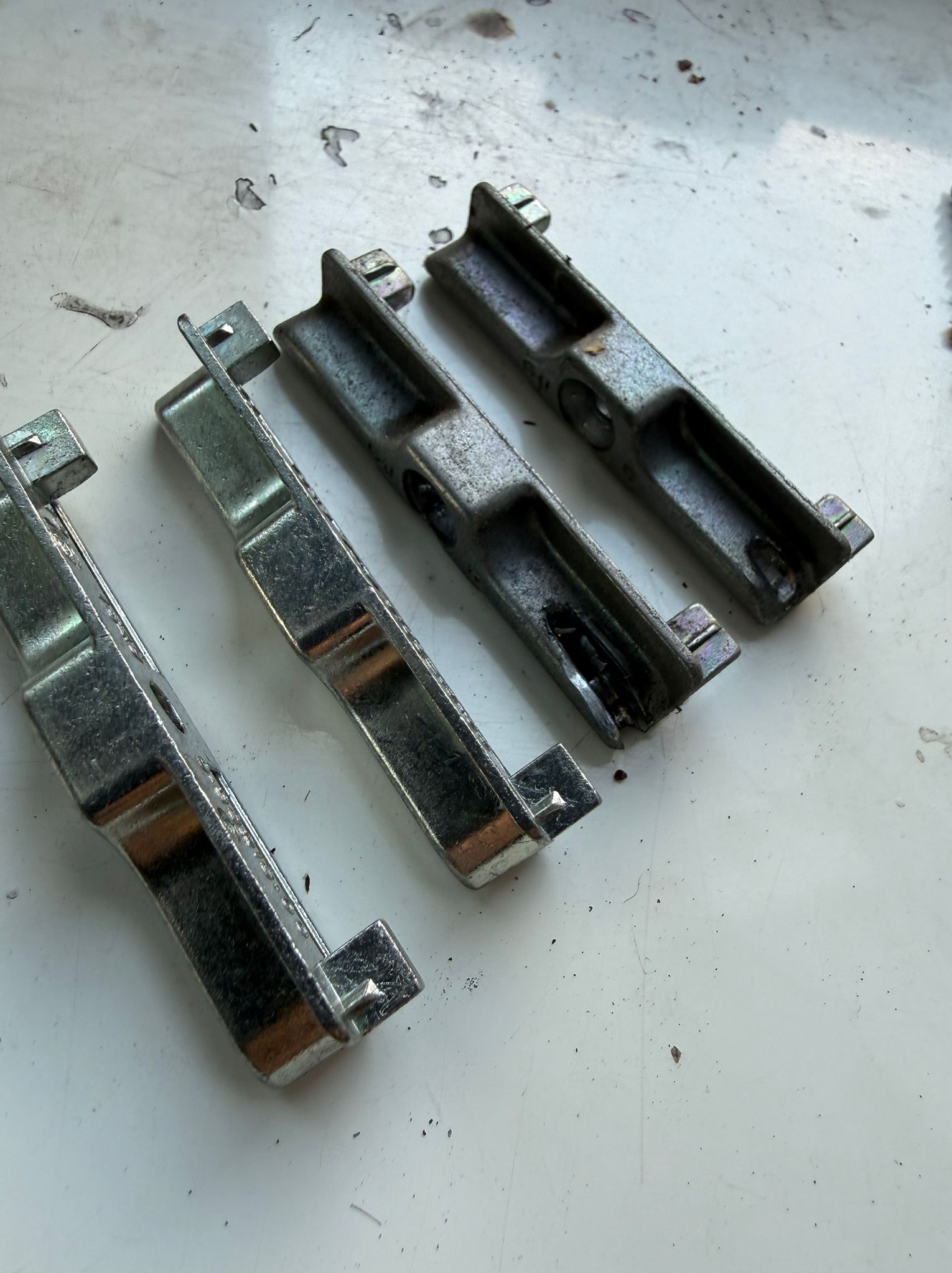 Nie musisz czekać – mamy prawie wszystko na stanie! Zawiasy, okucia, uszczelki – wymieniamy w kilka godzin.