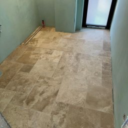 Posadzka z naturalnego trawertynu 