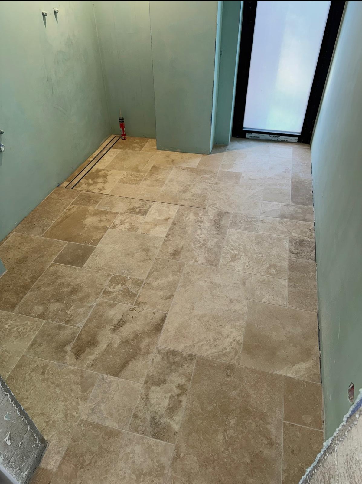 Posadzka z naturalnego trawertynu